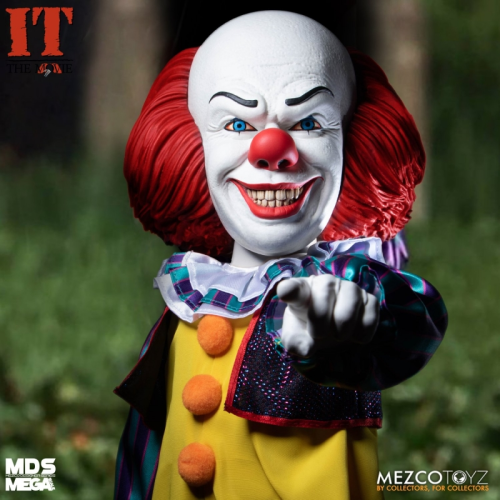 X017 Designer Series Large Scale IT 1990 Pennywise 15-inch Voice-activated Action Figure